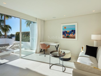Ático con 4 habitaciones con ascensor, parking, piscina, aire acondicionado y vistas al mar en Marbella