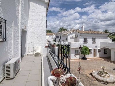 Casa adosada con 3 habitaciones amueblada con parking, calefacción, aire acondicionado y vistas a la montaña en Marbella