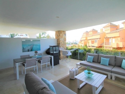 Casa adosada con 3 habitaciones con parking, piscina, calefacción y aire acondicionado en Marbella