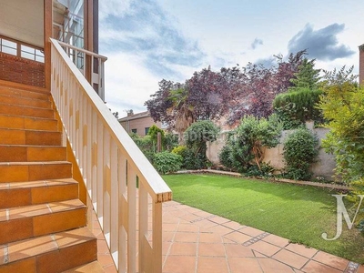 Casa adosada con 4 habitaciones con parking, calefacción y aire acondicionado en Madrid