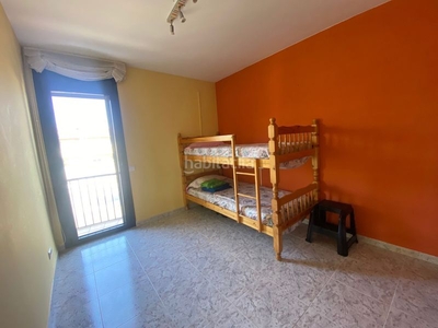 Casa adosada con 4 habitaciones con parking, piscina y aire acondicionado en Llagostera