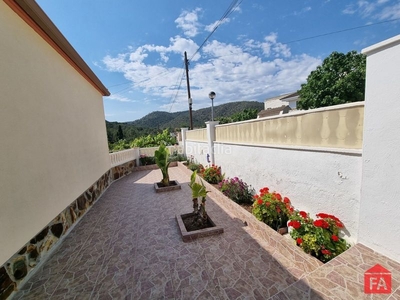 Casa cómoda casa en una sola planta en urbanización Nou Vendrell. consta de 3 habitaciones, todas de matrimonio, salón comedor con acceso a terraza, 1 baño completo, cocina grande, garaje cerrado para 2 coches, piscina y barbacoa. en Vendrell (El)