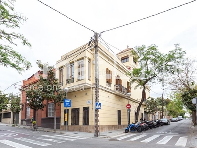 Casa con 6 habitaciones con parking y calefacción en Barcelona