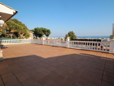 Casa con magníficas vistas al mar y piscina climatizada en Santa Susanna