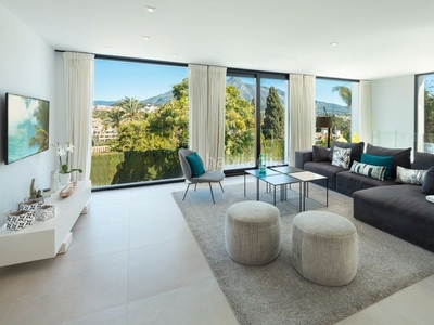 Casa en urbanización villa marina en Nueva Andalucía centro Marbella