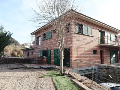 Chalet casa a 4 vientos seminueva con jardin y piscina en Vilanova del Vallès