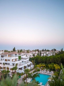 Dúplex en urbanización villas del virrey dúplex con 3 habitaciones amueblado con ascensor, parking, calefacción, aire acondicionado y vistas al mar en Marbella