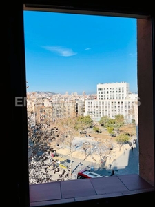 Piso alto y luminoso con balcón en eixample en Barcelona