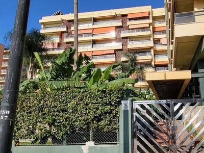 Piso con 2 habitaciones amueblado con ascensor, parking, piscina, aire acondicionado y vistas al mar en Torremolinos