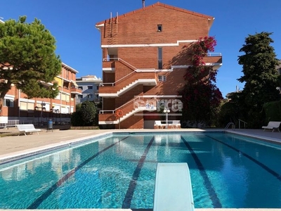 Piso con 3 habitaciones amueblado con parking, piscina, calefacción y aire acondicionado en Vilanova i la Geltrú