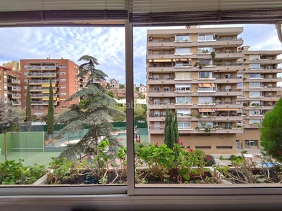 Piso con 4 habitaciones con ascensor, parking, piscina, calefacción y aire acondicionado en Barcelona