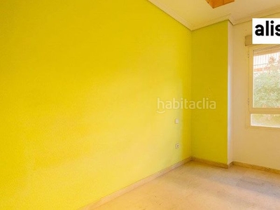 Piso con 4 habitaciones en Cruz Roja Sevilla