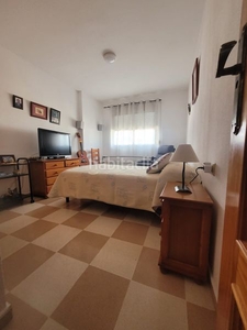 Piso de 4 dormitorios y 2 baños completos en el centro . en Estepona