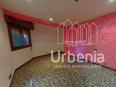 Piso en venta , con 70 m2, 3 habitaciones y 1 baños, ascensor y aire acondicionado. en Badalona