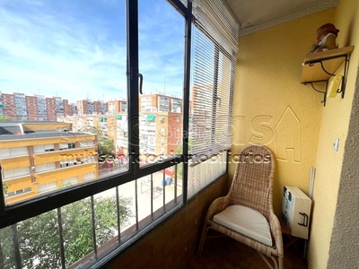 Piso en venta en barrio del Pilar, con 50 m2, 2 habitaciones y 1 baño, ascensor y calefacción eléctrica. en Madrid