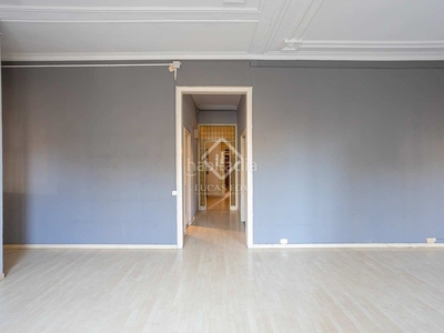 Piso en venta piso a reformar de tres dormitorios en una finca clásica de l’eixample derecho, en Barcelona