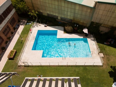 Piso magnífico piso a reformar en urbanización con garaje y piscina en Nueva España en Madrid