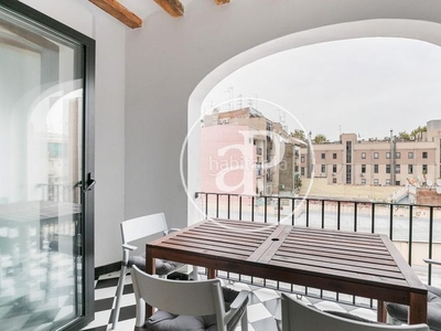 Piso reformado con terraza en venta en la calle riereta en Barcelona