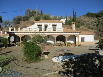 Venta de casa con piscina y terraza en El Candado (Málaga)