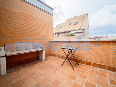 Venta de piso con terraza en Valdeacederas (Madrid)