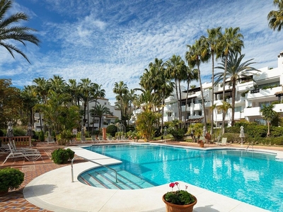 Venta de piso en Lomas de Marbella Club - Puente Romano de 3 habitaciones con terraza y piscina