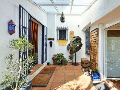 Casa con 2 habitaciones amueblada con parking, piscina, aire acondicionado, jardín y vistas al mar en Estepona