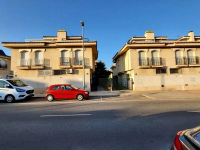 Alquiler Casa unifamiliar en Calle Ajedrea Almería. Buen estado plaza de aparcamiento con balcón 114 m²