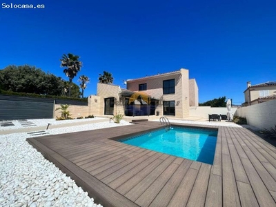 Casa moderna con piscina y garaje