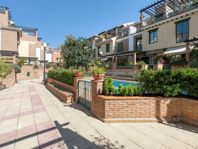 Venta Casa adosada Granada. Con terraza 316 m²