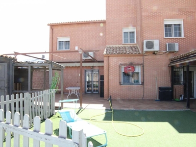 Venta Casa adosada Numancia de La Sagra. Con terraza 232 m²