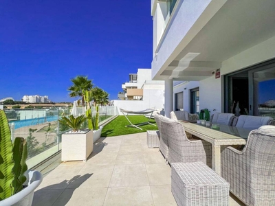 Venta Piso Estepona. Piso de tres habitaciones Planta baja con terraza