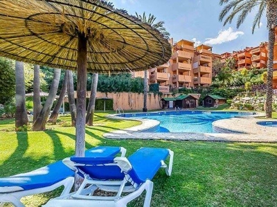 Venta Piso Marbella. Piso de dos habitaciones en Urbanización La Reserva. Buen estado primera planta con terraza