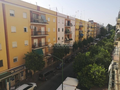 Venta Piso Sevilla. Piso de tres habitaciones Entreplanta con balcón