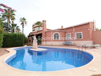 Villa en venta en Orihuela Costa