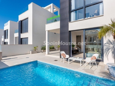 Villa en venta en Punta Prima, Orihuela