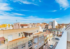 Fantástico Ático de 2 Dormitorios y plaza de garaje en zona Plaza de Toros de Roquetas de Mar
