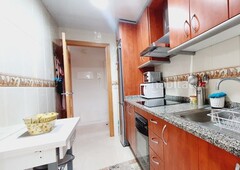 Piso bonito piso con ascensor, plaza de parking y trastero. tres dormitorios, armarios empotrados, un baño completo con plato de ducha, terraza a pié de cocina y comedor y solarium particular, con barbacoa, toldo, toma de luz, agua y desagüe. bien ubicado en Cunit