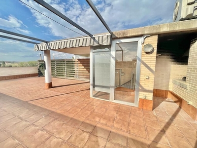 Alquiler de ático en calle Luis Vives de 2 habitaciones con terraza y piscina