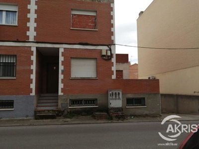 CHALET ADOSADO EN MENTRIDA CON 4 DORMITORIOS PARA REFORMAR