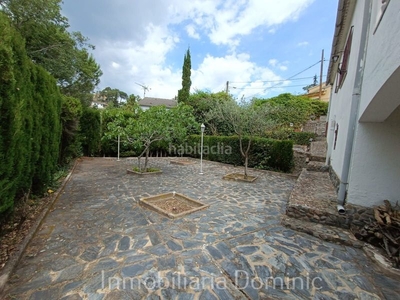 Chalet en carrer montnegre 1002 oportunidad!
casa en dos plantas, con un total
de 5 habitaciones y dos baños. en Maçanet de la Selva