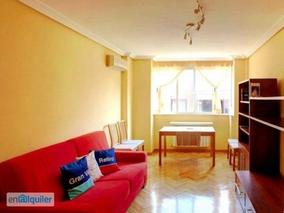 Ligero y moderno apartamento de 1 dormitorio con aire acondicionado para alquilar en relajado Tetuán