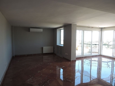 Piso en alquiler en Sector Sur - La Palmera - Reina Mercedes de 5 habitaciones con terraza y garaje