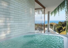 Ático con 2 habitaciones con ascensor, parking, piscina, aire acondicionado y vistas al mar en Benalmádena