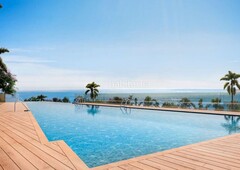 Ático con 2 habitaciones con ascensor, parking, piscina y vistas al mar en Benalmádena