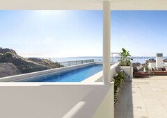 Ático con 3 habitaciones con ascensor, parking, piscina, aire acondicionado y vistas al mar en Fuengirola