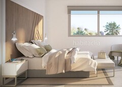 Ático con 4 habitaciones amueblado con ascensor, piscina y vistas al mar en Estepona