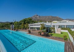 Ático con 5 habitaciones con ascensor, piscina, calefacción, aire acondicionado y vistas al mar en Marbella