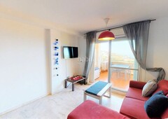 Piso con 2 habitaciones con ascensor, parking, aire acondicionado y vistas al mar en Benalmádena