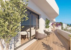 Piso con 2 habitaciones con ascensor, parking, piscina, aire acondicionado y vistas al mar en Estepona