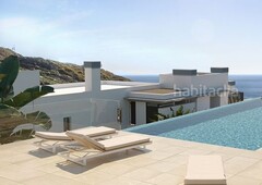 Piso con 2 habitaciones con ascensor, parking, piscina, aire acondicionado y vistas al mar en Fuengirola